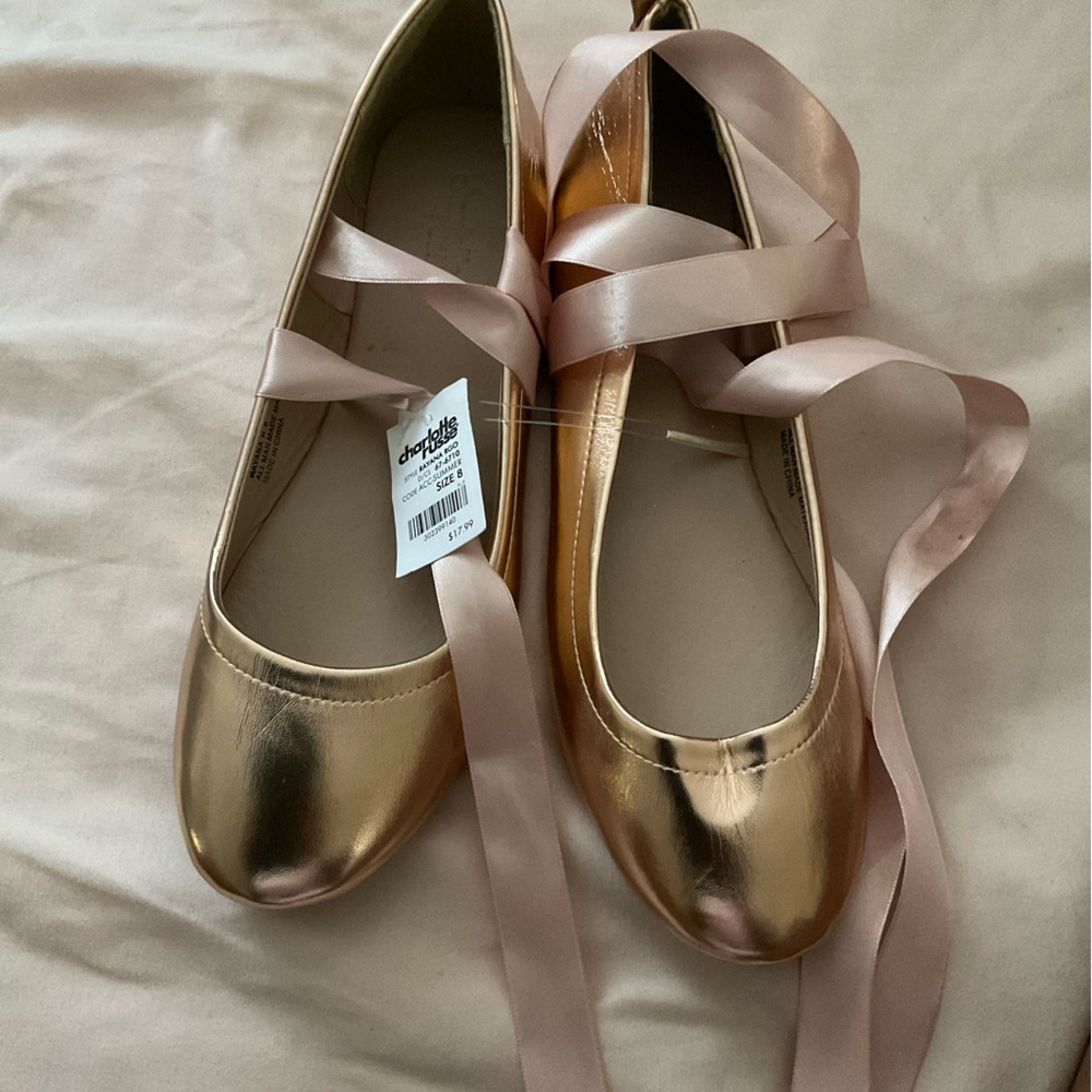 Lace up ballerina shoes
Size 8
Champagne w soft pink
Brand new w tags